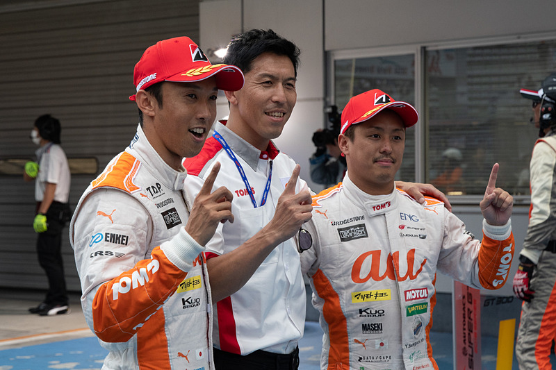 チーム監督の伊藤大輔氏を囲んで