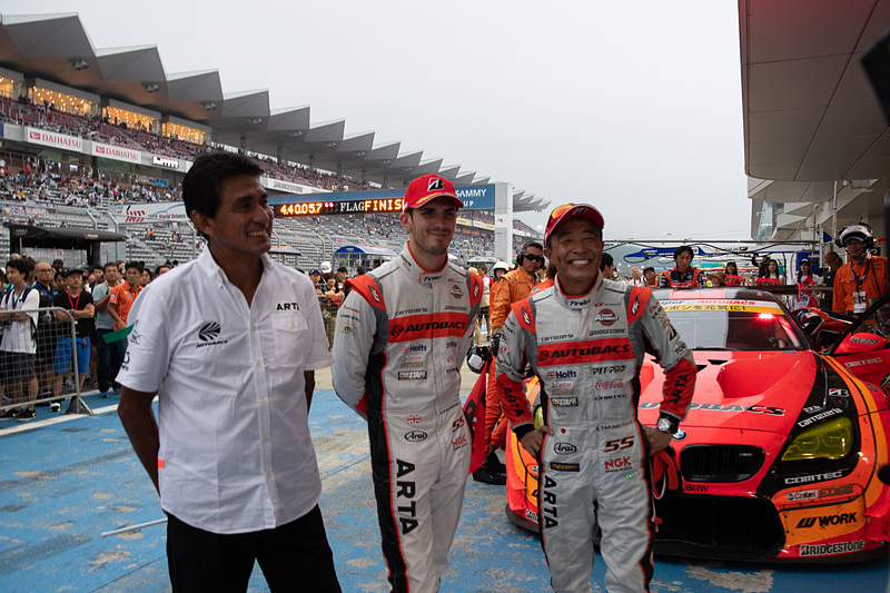 GT300クラス優勝の55号車 ARTA BMW M6 GT3。左から、ARTA監督 鈴木亜久里氏、ショーン・ウォーキンショー選手、高木真一選手