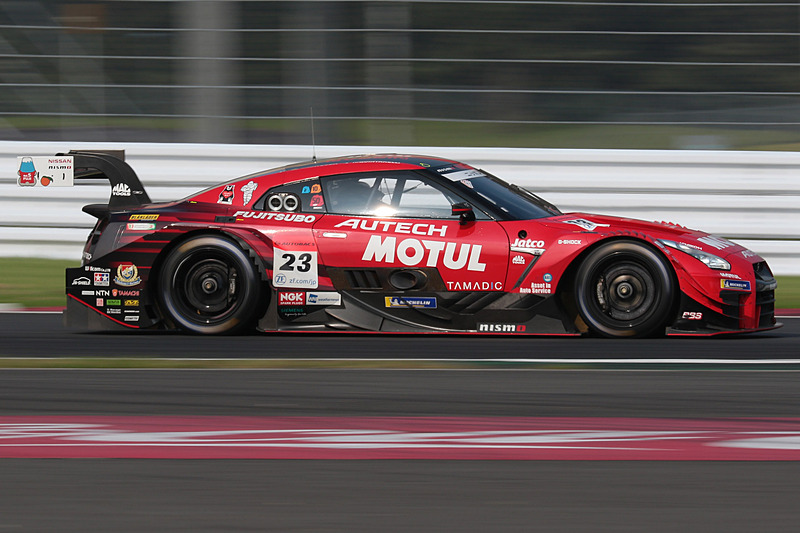 スタート直後、レースをリードした23号車 MOTUL AUTECH GT-R（松田次生/ロニー・クインタレッリ組、MI）