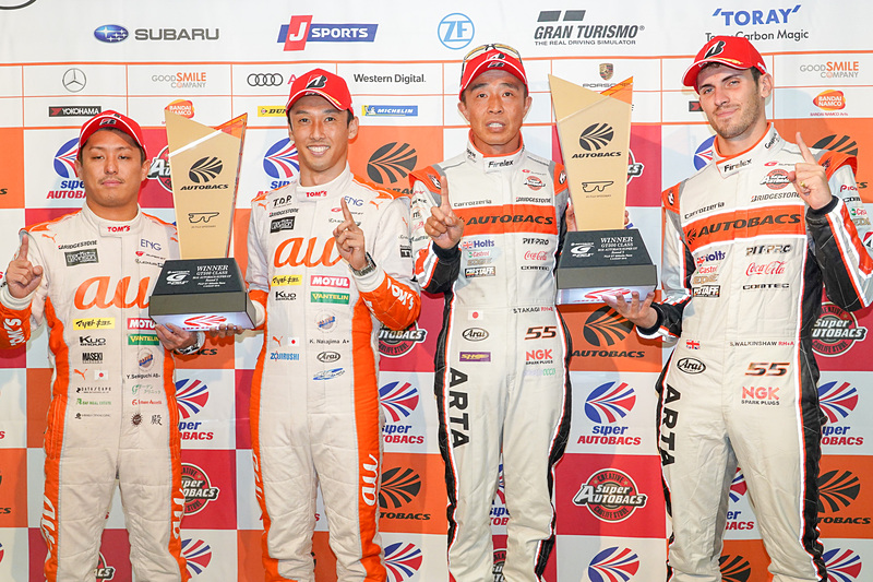 SUPER GT第5戦 富士の優勝選手。左から関口雄飛選手、中嶋一貴選手、高木真一選手、ショーン・ウォーキンショー選手