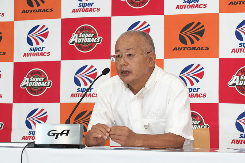 来期のカレンダーについて説明する坂東体表