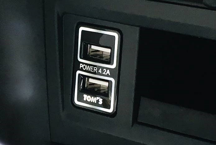 2.1AのUSBポートを2口採用した「高性能USB TOM`Sロゴ」