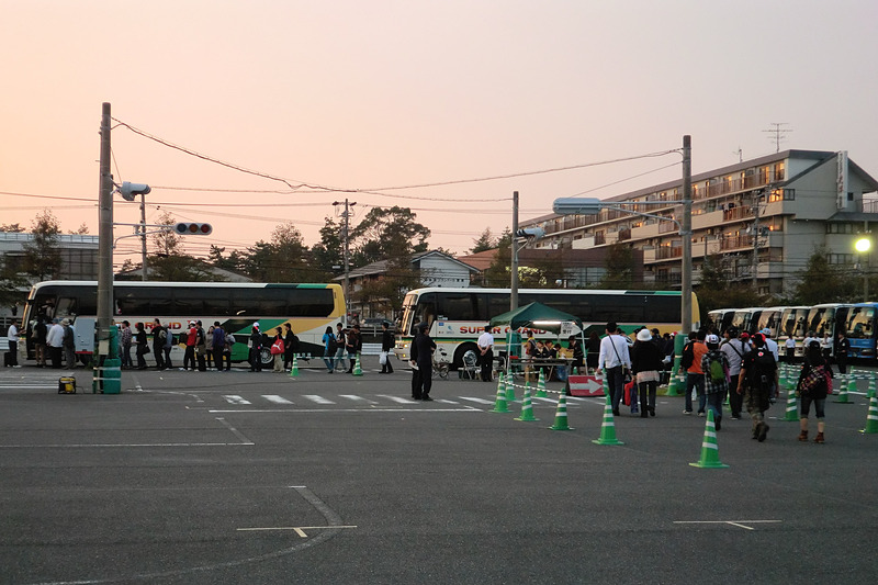 乗車する集合場所は、JR名古屋駅 太閤通口（西口新幹線側）ゆりの噴水前と鈴鹿サーキット内 第9駐車場（往路バスの到着地）