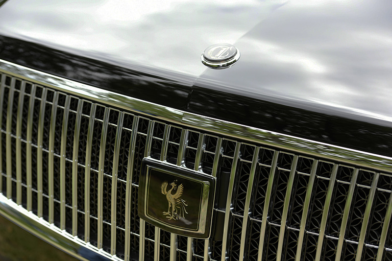 手彫りの金型による鳳凰のエンブレムや、七宝文様を用いたフロントグリル