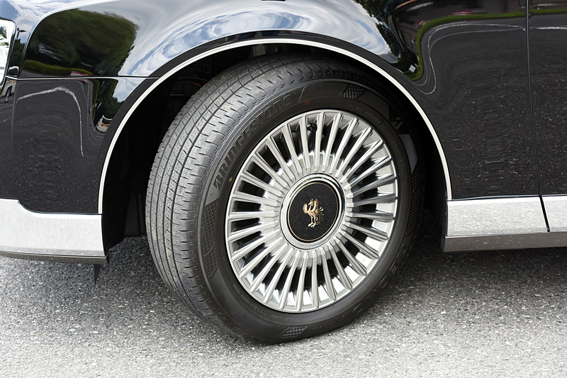 225/55 R18サイズのブリヂストン製「レグノ GR001」を装着。ホイールにも鳳凰の姿
