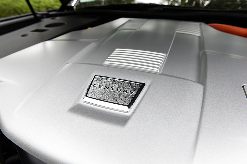 最高出力280kW（381PS）/6200rpm、最大トルク510Nm（52.0kgfm）/4000rpmを発生するV型8気筒5.0リッター「2UR-FSE」型エンジンに、最高出力165kW（224PS）、最大トルク300Nm（30.6kgfm）を発生する「1KM」型モーターを組み合わせ、全体出力は317kW（431PS）を達成