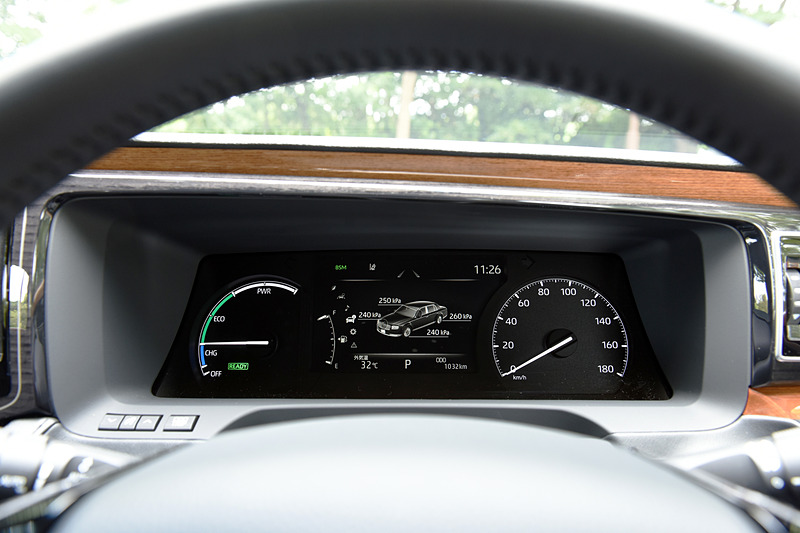 メーター内には7インチのマルチインフォメーションディスプレイとハイブリッドシステムインジケーターを備える