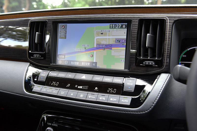 ナビゲーションまわり。下部にはエアコンのスイッチを集約