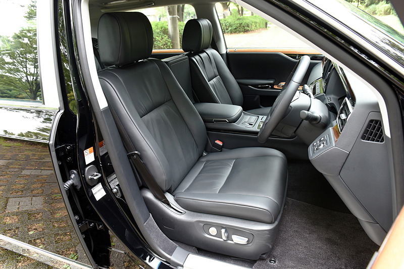 センチュリーのインテリア。撮影車はメーカーオプションの「極美革（きわみがわ）」を装着する本革仕様
