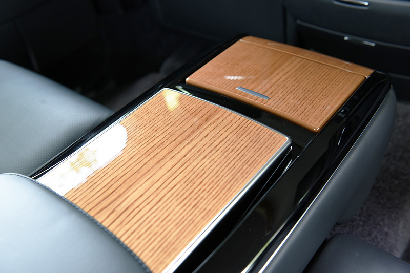 後席アームレストはドリンクホルダーを備え、テーブル兼コントロールパネルとして機能