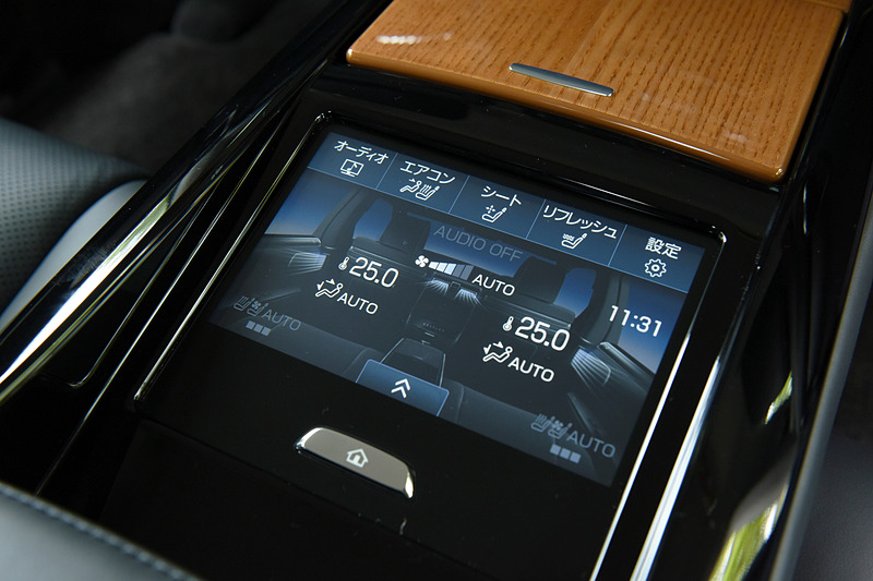 後席アームレストはドリンクホルダーを備え、テーブル兼コントロールパネルとして機能