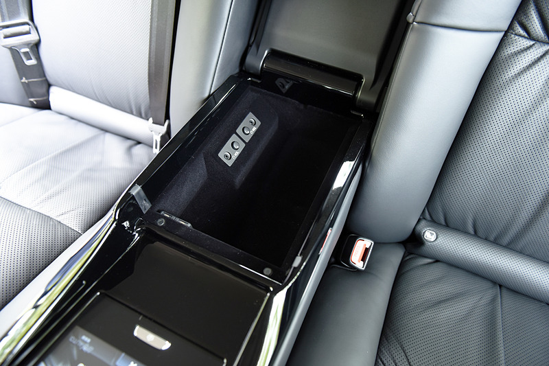 十分な深さのあるコンソールボックス内には充電用USB端子を2口備える