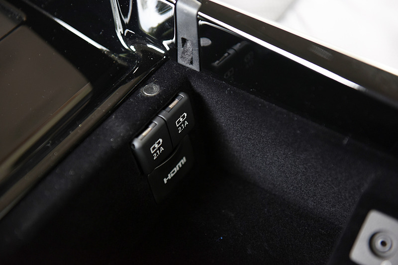 十分な深さのあるコンソールボックス内には充電用USB端子を2口備える