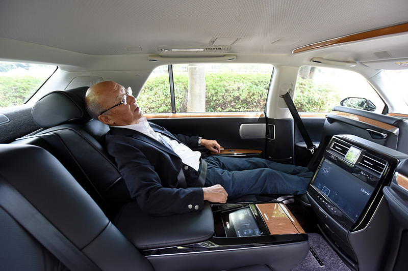 オットマンを出してシートを最も倒した状態だと、足を投げ出してくつろぐことができる