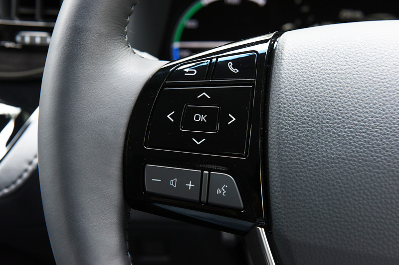 ステアリング左側にはマルチインフォメーションディスプレイなどの操作スイッチを、右側には新採用されたToyota Safety Senseのレーダークルーズコントロールやレーンディパーチャーアラートなどの操作スイッチをそれぞれ設定