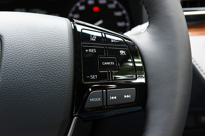 ステアリング左側にはマルチインフォメーションディスプレイなどの操作スイッチを、右側には新採用されたToyota Safety Senseのレーダークルーズコントロールやレーンディパーチャーアラートなどの操作スイッチをそれぞれ設定