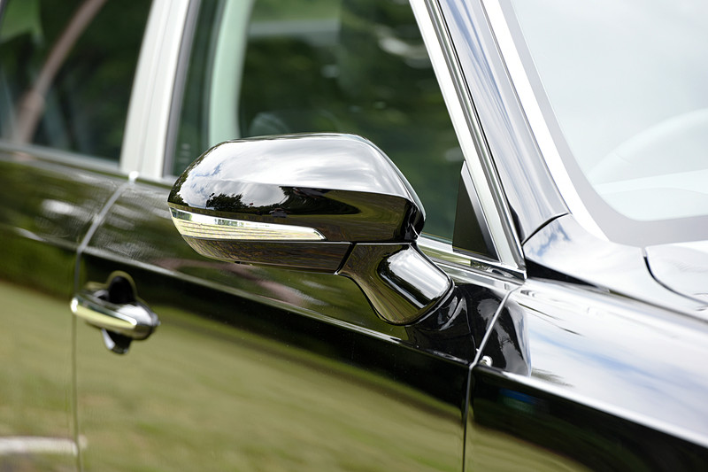 電動格納式リモコンカラードドアミラーはLEDサイドターンランプ付