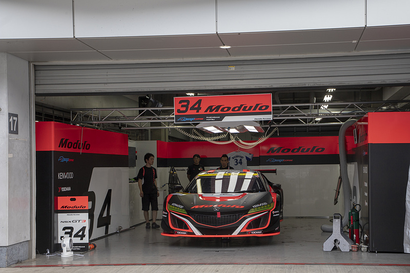 金曜日のピット風景。タイからクルマが戻ってからチョン監督のもとでセットアップ変更。道上選手も「チョンさんがとにかく自信ありげだった」というほど完成度の高いものだったようだ