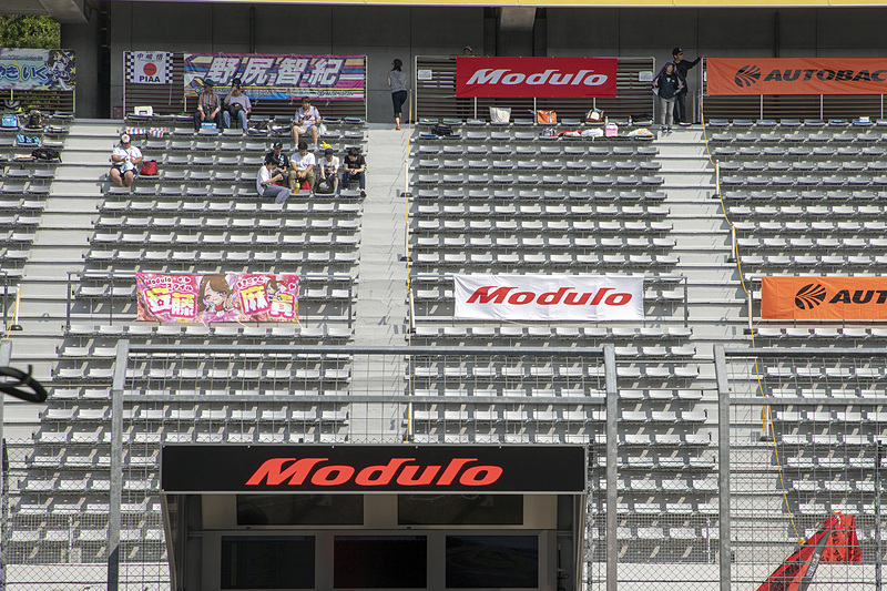グランドスタンドにModulo応援シートが設けられた。34号車はリタイアだったが、ModuloとしてはGT500の64号車もある