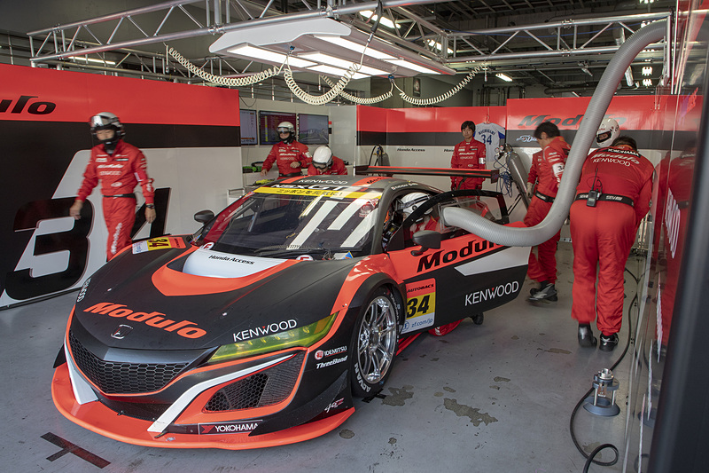 数周してピットへ戻る。ここで各部のチェックを行なう