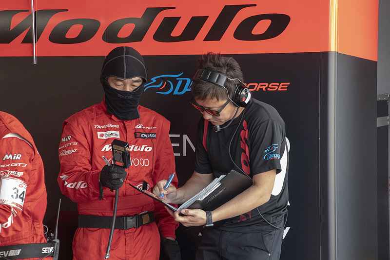 タイヤの空気圧などを記録するチョン監督