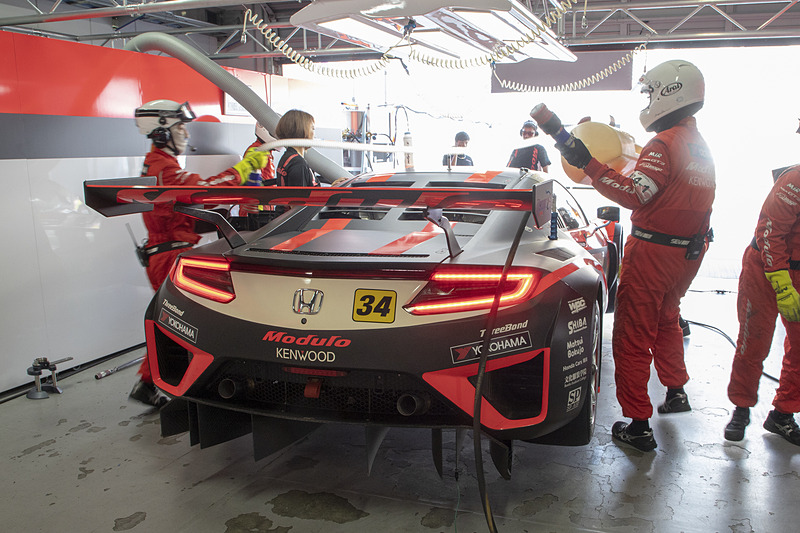 2度目のピットイン。この段階はまだアタックはしていないが、それでもいいタイムが出ていることを道上選手も確認する。が、このあとに事件は起こった