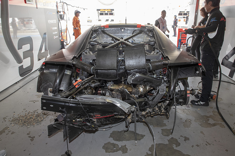 走行終了後、戻ってきた34号車。フレームまでダメージが及んでいてサーキットでの修復は不可能と判断。リタイアが決定した