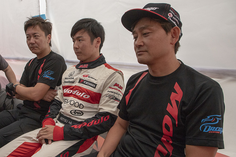 土曜日に行なわれた会見の様子。このときはまだまだ混乱していたので3人とも表情は険しい