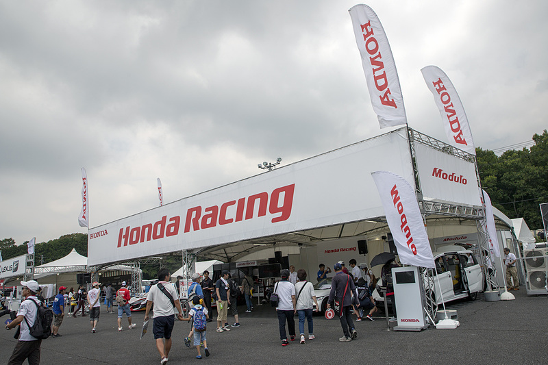 イベント広場に立つホンダテント。白に赤い文字で「Honda Racing」と入っているのでサーキットへ来たらこのテントを探そう