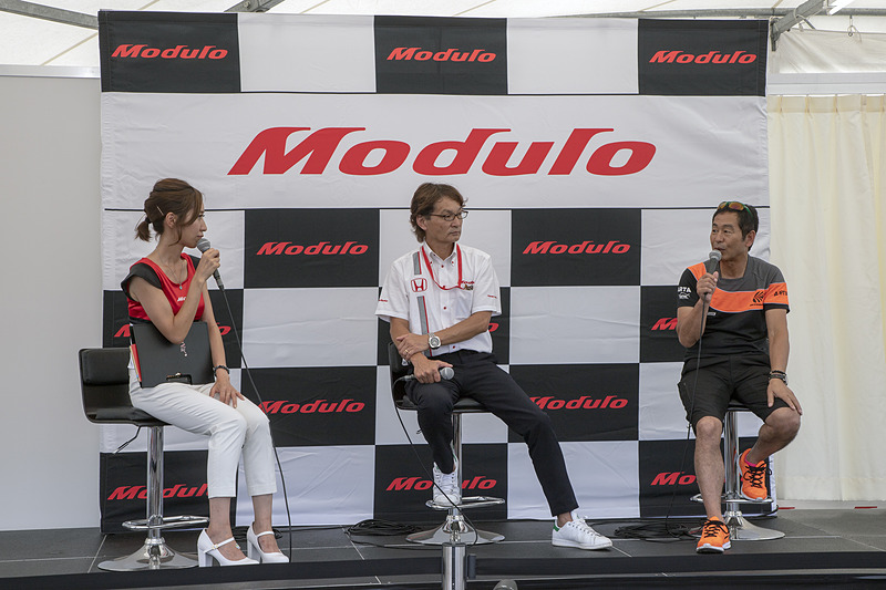 土曜日の最初に行なわれたのが「Modulo X開発トークショー」で、Modulo開発アドバイザーの土屋圭市氏とModulo開発責任者の福田正剛氏が登壇