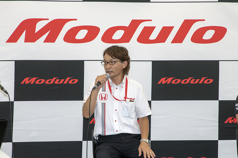 Modulo開発責任者の福田氏。S660 Modulo Xが発売されてから初めてのトークショーとなった今回はやはりS660 Modulo Xの話が中心で、すでに400台以上の注文が入ったという。S660 Modulo XはS660の登場後、じっくりと時間を使ってもともと高性能なS660の空力と走りの部分をさらに鍛え上げ、より上質な走りが味わえるクルマになっているとのこと