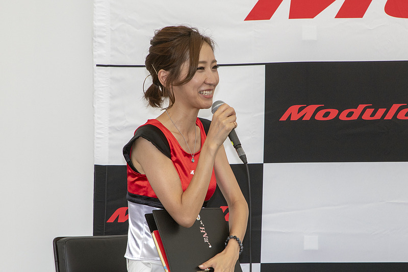 MCの水村リアさん。日ごろからModulo Xシリーズに触れているだけにModulo Xの魅力をよく知る人物。なんとS660 Modulo Xを購入したという