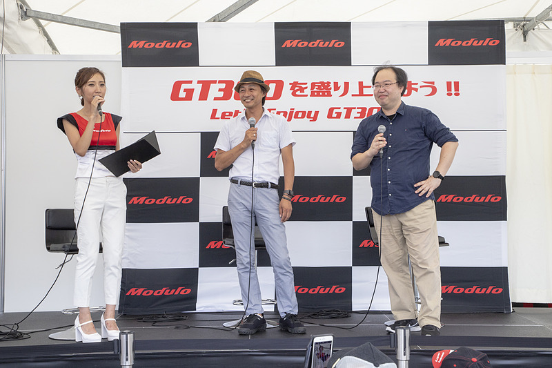 日曜日のGT300盛り上げステージにはル・ボラン編集長の相澤隆之氏（中）と、Car Watch編集部からライターの笠原一輝氏（右）が登壇。輸入車に詳しい相澤氏は欧州のGT3について語り、笠原氏は“歩くレース年表”の知識を生かして歴史の話から、“歩くレースガイド”の知識を生かしてマシン、ドライバーの解説を行なった