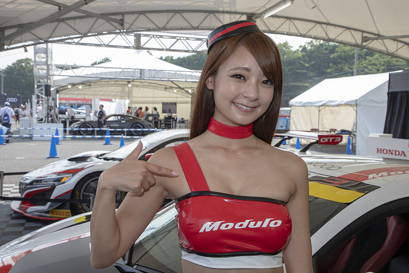 夏らしいコスチュームになり、トップは肩がワンショルダーになったのがポイント