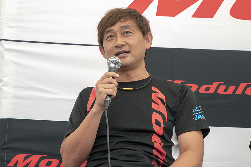 道上選手の口からフリー走行でのことを聞きたいということから、今回のステージにはいつも以上に多くの来場者が詰めかけた。道上選手はファンに事故当時の状況と身体の具合について説明した