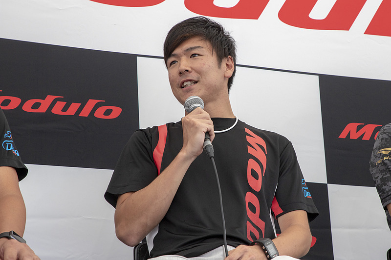 大津選手は「クルマの調子がよかったのは道上さんのタイムを見て分かっていたのでボクも乗ってみたかったんですが、直前になってあのクラッシュ。本当にビックリしました。道上さんが心配ですぐにメディカルに行ったのですが、大事がないようでホッとしました」と語った