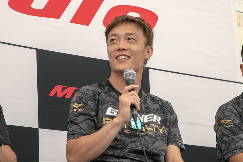 道上選手とは鈴鹿サーキットのレーシングスクールで一緒に仕事をしているという安田選手。スクールでは道上選手のことを「主任」と呼んでいるという。また、レーシングカートのスクールも一緒にやっているとのこと