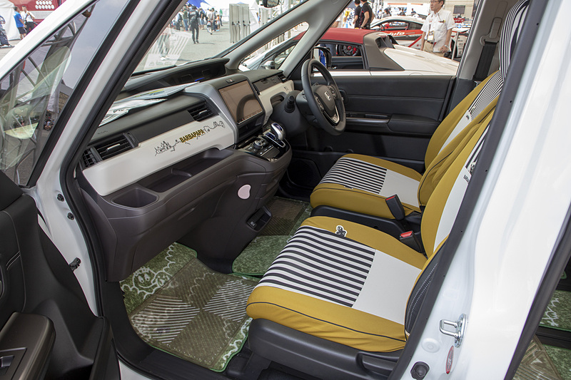 フリード Modulo Xは「バーバパパ コレクション」のアクセサリーを装着していた