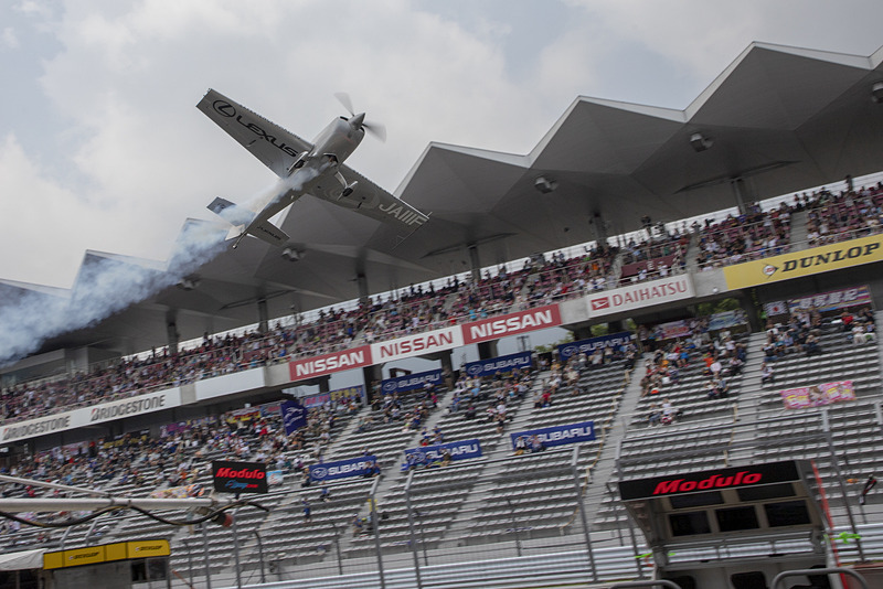 ピットで行なわれたイベントも紹介。今回のレースでは「レッドブル・エアレース・ワールドチャンピオンシップ」に参戦している室屋義秀選手のフライトがあった。室屋選手の機体が見えると、34号車のメンバーも一斉にカメラを構えた