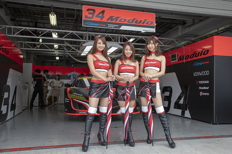 ピットイベントといえばピットウォーク。Moduloスマイル、Moduloプリティ、KENWOODレディがファンにオリジナルグッズを手渡しで配布