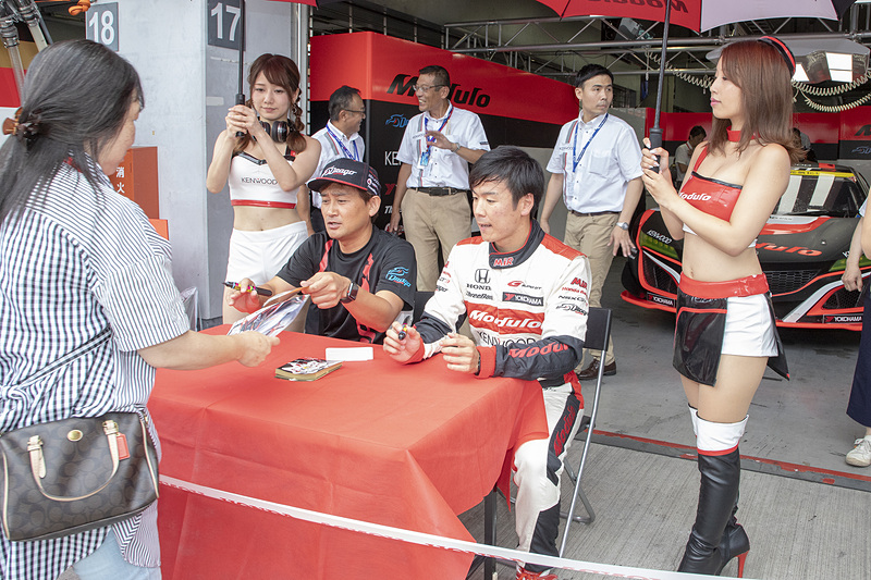 配布が終わるとドライバーサイン会となる