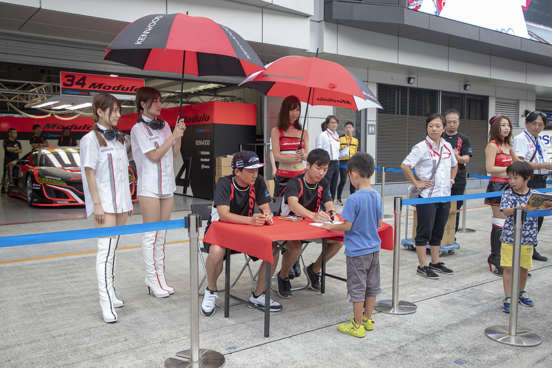 土曜日の夕方は子供限定のキッズウォークがある。小さいお子さん連れの場合は、通常のピットウォークよりこちらがオススメ