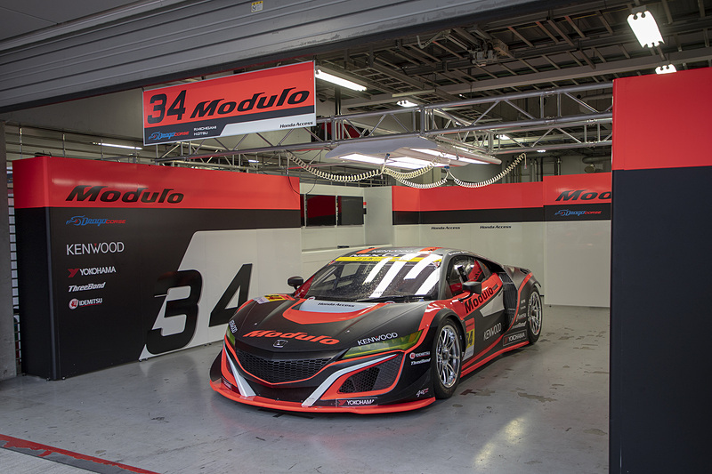 34号車はリアまわりの破損したパーツを外し、展示としてピット内に残されていた。フロントから見る分にはいつでも走れそうだが……