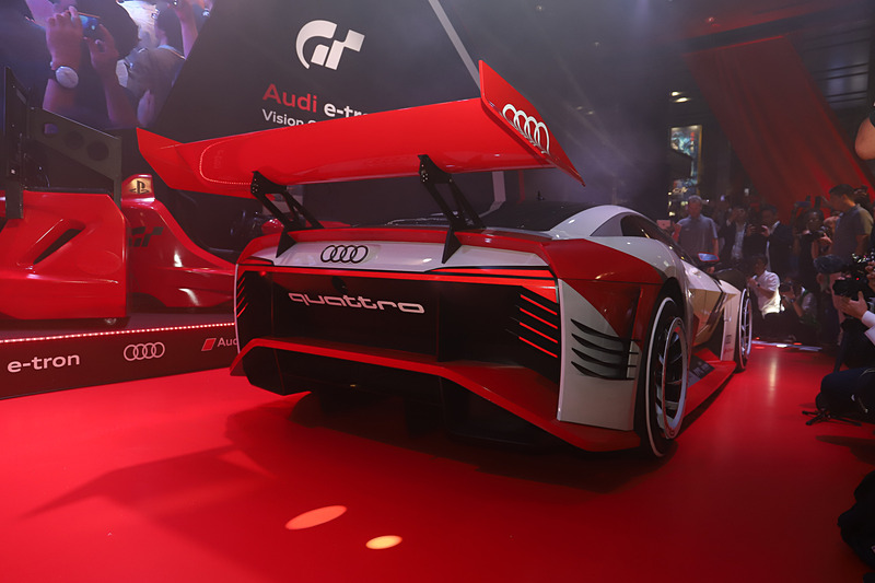 ブノワ・トレルイエ選手がアウディ e-tron ビジョン グランツーリスモに乗り込み、短い距離ながらも会場を走行。ゲームの世界と現実がシンクロした