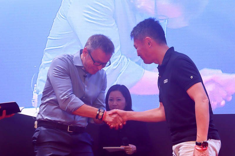 トークショーの最後に、デメル氏と山内氏は固い握手を交わした