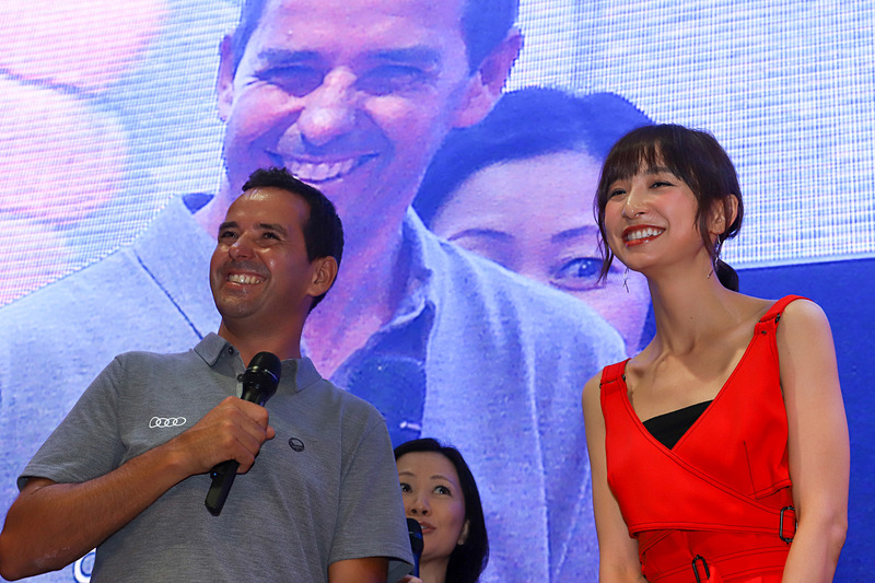 途中でトレルイエ選手が登場。「バーチャルで存在していたクルマが実際に現れるとは思っていなかったので、見てびっくりしました。GTカーはとてもノイズの大きいクルマですが、e-tronはとても静かに運転できるのが大きな違いです。パワーがあり、コーナーもすごく早く回れました。アウディ e-tron ビジョン グランツーリスモはかっこいいしセクシーなデザインで、ハンドリングもしやすくて、とてもいい走りができるクルマです」と話していた