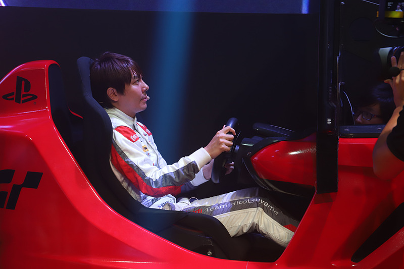 会場では、SUPER GTのGT300クラスに参戦する21号車 Audi Team Hitotsuyamaの富田竜一郎選手が登場して、グランツーリスモSPORTをプレイする一幕も。使用車種はもちろんアウディ e-tron ビジョン グランツーリスモ