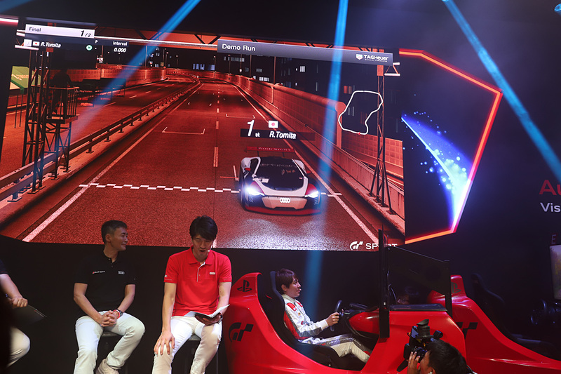 会場では、SUPER GTのGT300クラスに参戦する21号車 Audi Team Hitotsuyamaの富田竜一郎選手が登場して、グランツーリスモSPORTをプレイする一幕も。使用車種はもちろんアウディ e-tron ビジョン グランツーリスモ