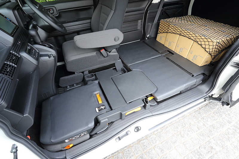 助手席側をドアインピラー構造としてセンターピラーレスにすることで、開口部幅1580mm、開口部高1230mmの大開口を実現。さらに、ダイブダウン機構付助手席を採用して運転席以外の空間すべてに荷物を積載可能とした。助手席とリアシートをダイブダウンした時の最大スペース長は2635mm（USBオーディオ装着車は2560mm）