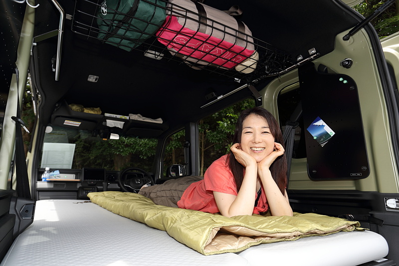 ホンダアクセスの用品を装着して車中泊仕様となったN-VAN（左）や、移動式カフェをイメージしてDIYで簡単に作れる組み立て式の棚を設置したN-VAN（中央、右）など、使い方はアイデア次第かもしれない